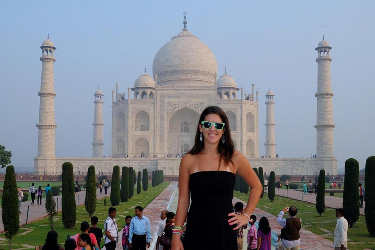 Da Delhi: tour del Taj Mahal e di Agra in treno espresso GatimaanTutto incluso: treno con vagone ristorante, auto, guida, biglietto, pranzo