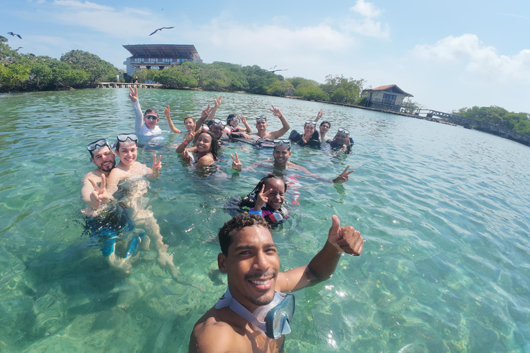 Cartagena: Rosario Islands Sightseeing Tour, Aquarium, Lunch, and Beach