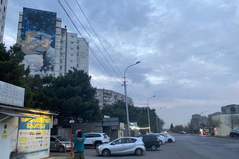 Tbilisi: ponad 100 graffiti i murali, wycieczka z przewodnikiem po sztuce ulicznejTbilisi: Wycieczka po sztuce ulicznej z lunchem