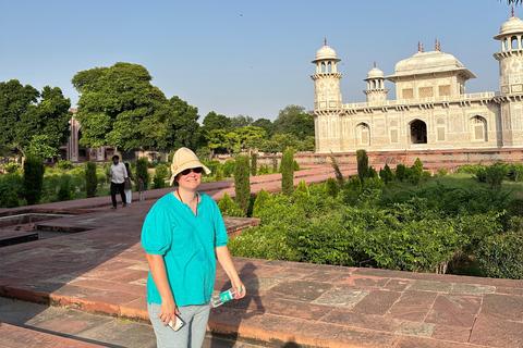 Delhi : excursion de 5 jours dans le Triangle d&#039;Or avec un guide germanophoneExcursion de 5 jours avec hébergement dans des hôtels 4 étoiles