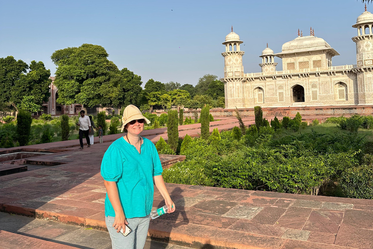 Delhi : excursion de 5 jours dans le Triangle d&#039;Or avec un guide germanophoneExcursion de 5 jours avec hébergement dans des hôtels 4 étoiles