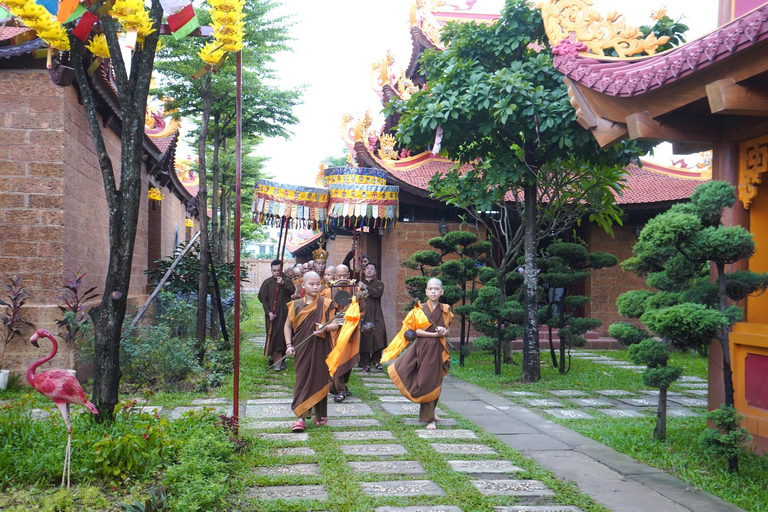 Hanói: salsa de soja, pueblo de los vermicelli y pagoda Thang NghiemTour privado: pueblo de la salsa de soja, pagoda, pueblo del incienso y sombreros