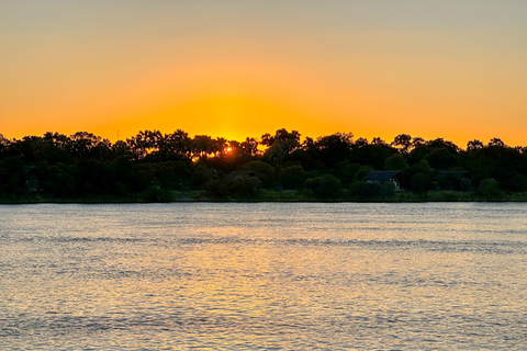 Riversong Zonsondergang Luxe Zambezi CruiseLuxe optie bij zonsondergang