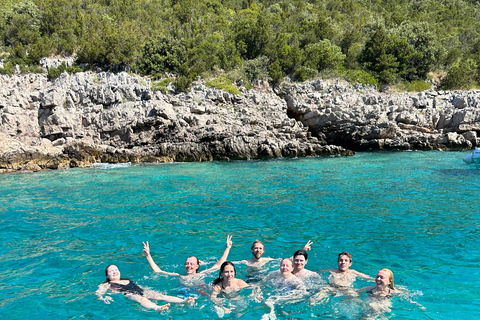 Kotor: prywatna wycieczka łodzią po Zatoce Kotor i Błękitnej Jaskini z drinkiemKOTOR: Prywatna wycieczka łodzią do Błękitnej Jaskini i Zatoki Kotorskiej + bezpłatne napoje