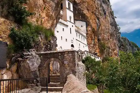 Monastère d'Ostrog depuis Budva et Petrovac