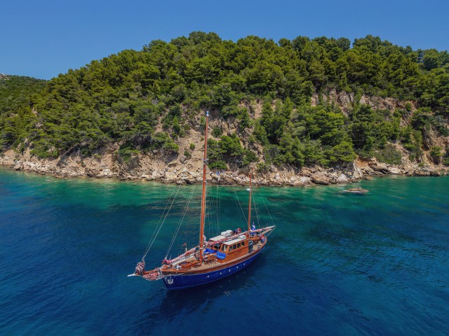 Visit Skiathos Traditional Wooden Boat Sailing Trip-meal on board in Skiathos, Grecia