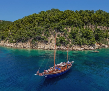 Skiathos: Ahşap Yelkenli ile Tam veya Yarım Günlük Yemekli Gezi