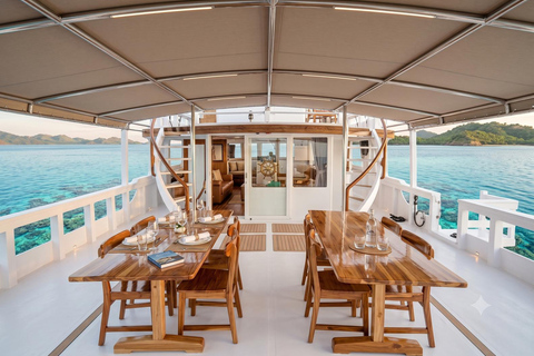 Labuan Bajo: 3D2N Private Komodo Liveaboard | French Guide