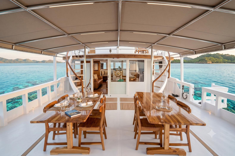 Labuan Bajo: 3D2N Private Komodo Liveaboard | French Guide