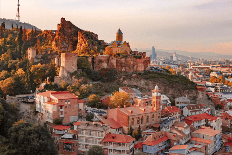 Viaggio di andata e ritorno da Yerevan a Tbilisi: Tour a piedi e degustazione di vini