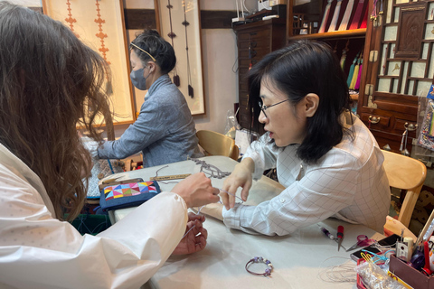 Seúl: Visita a Bukchon con Cuentacuentos y Artesanía Local