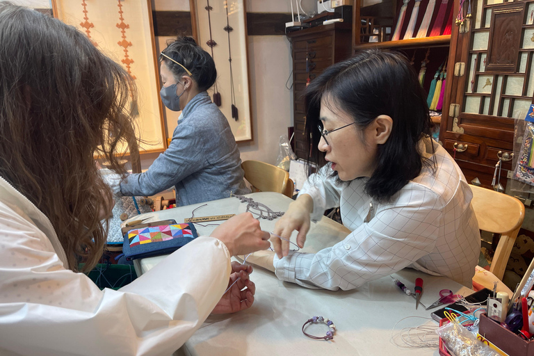 Seúl: Visita a Bukchon con Cuentacuentos y Artesanía Local