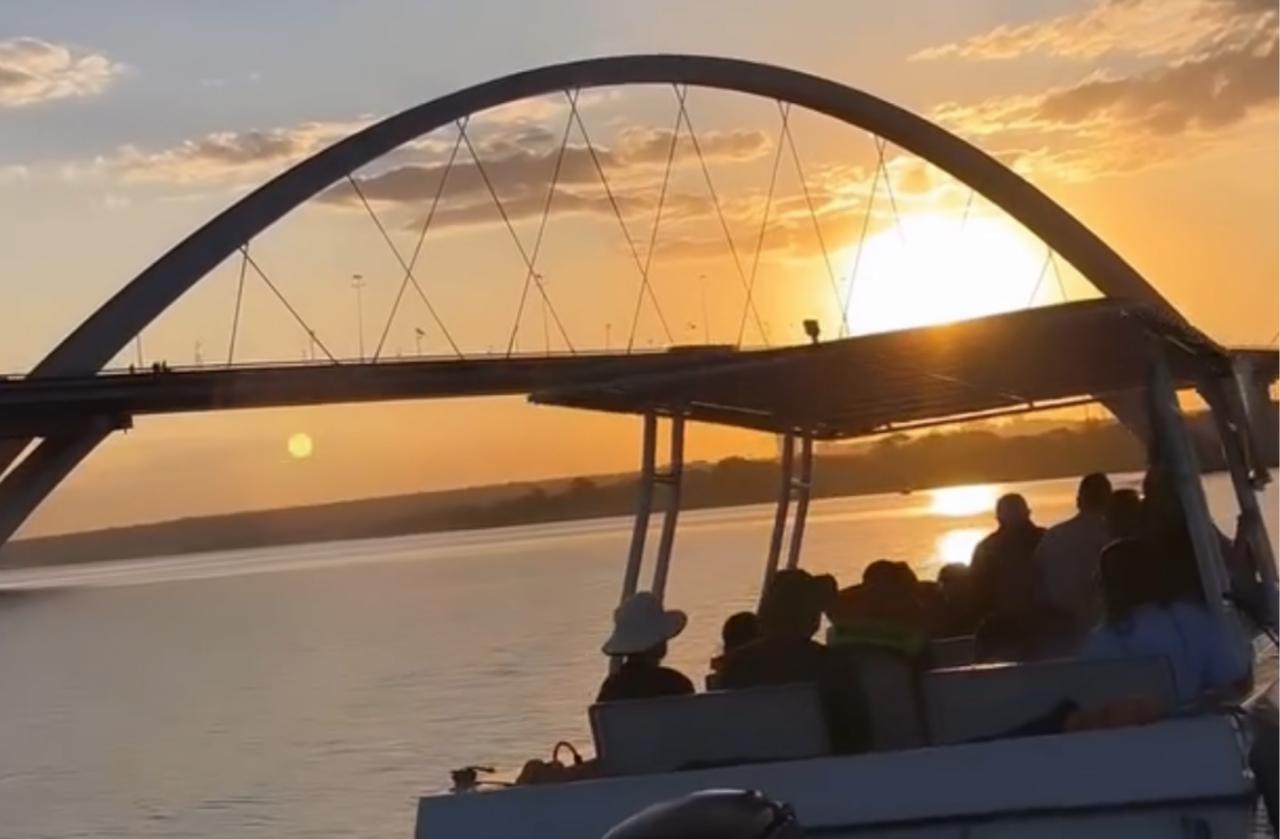 Brasília: Bootsfahrt auf dem Paranoá-See bei Sonnenuntergang
