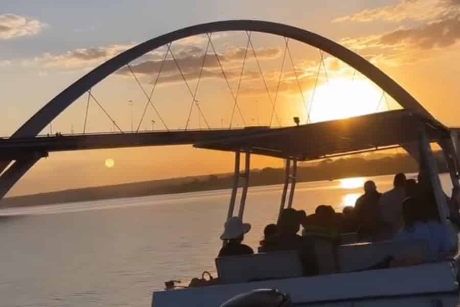 Brasília: Bootsfahrt auf dem Paranoá-See bei Sonnenuntergang. Foto: GetYourGuide