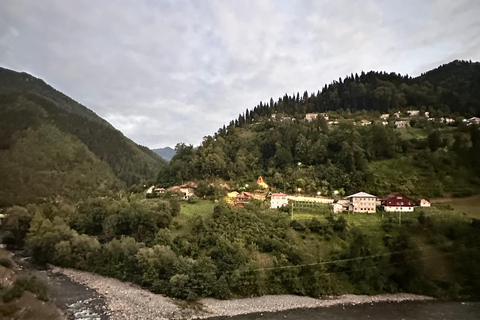Vanuit Batumi: wijnproeverij met eigen vervoer in het bergachtige AdjaraVanuit Batumi: zelf rijden en wijn proeven in het bergachtige Adjara