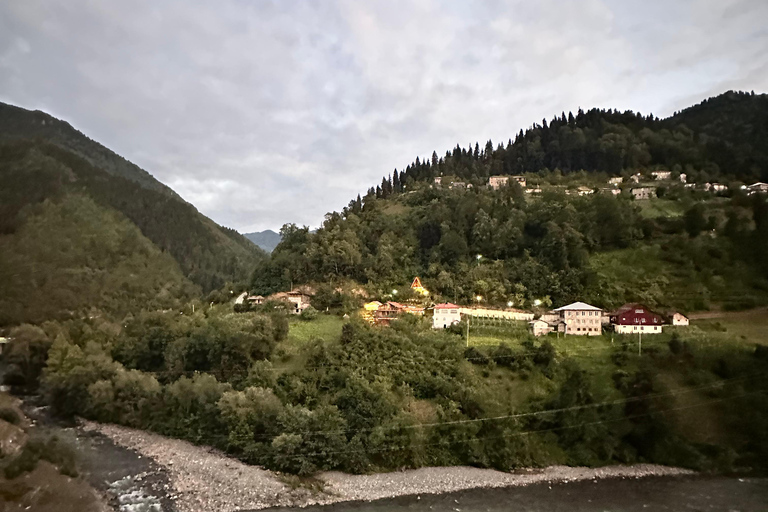 Vanuit Batumi: wijnproeverij met eigen vervoer in het bergachtige AdjaraVanuit Batumi: zelf rijden en wijn proeven in het bergachtige Adjara