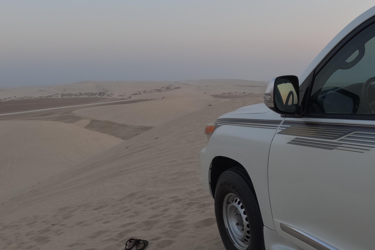 Qatar: Woestijnsafari met zonsondergang, kameeltocht en zandboardenTour delen