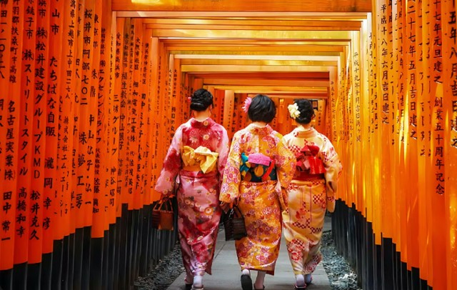 Visit Kyoto Kinkakuji, Kiyomizu-dera, and Fushimi Inari Tour in Kioto, Japón