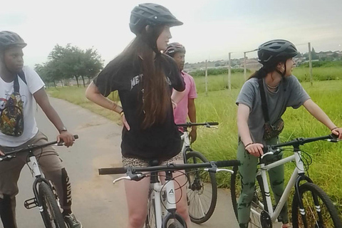 Johannesburg: Soweto Tuk-Tuk or Bike Tour