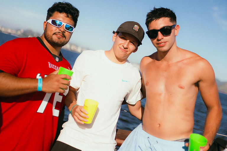 Rio de Janeiro: Sunset Boat Party with DJ and Drinks
