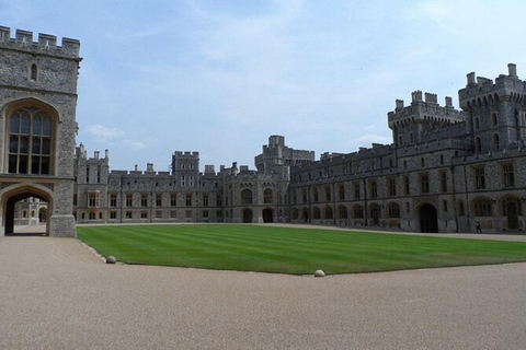 Tour guiado con conductor privado por Stonehenge, el castillo de Windsor y Bath.