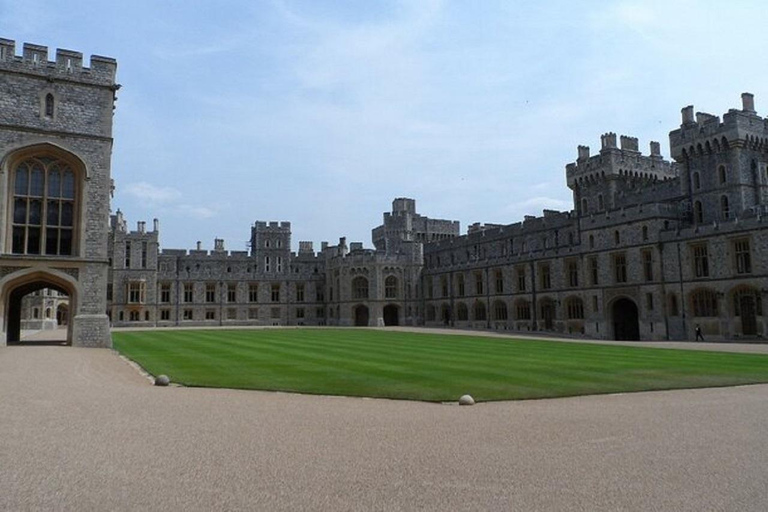 Private Driver guided tour Stonehenge Windsor castle & Bath.