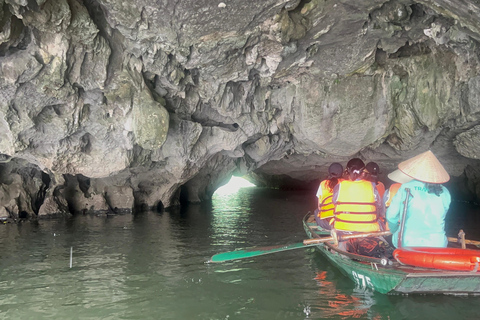 Ninh Bình: Bai Dinh, Trang An en Mua Cave dag privétourNinh Bình: Bai Dinh, Trang An en Mua Cave op de motor