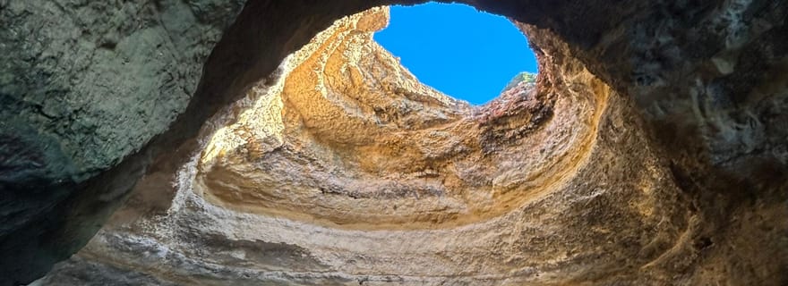 Depuis Faro : visite en kayak de la grotte de Benagil, d'Algar Seco et de Carvoeiro