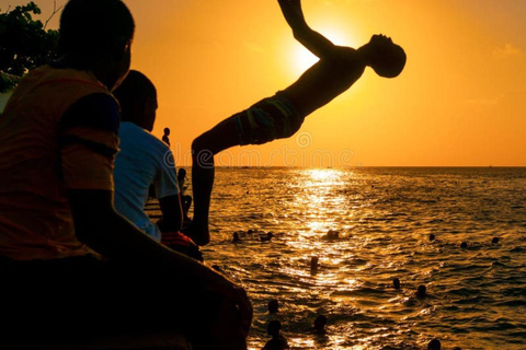 زنجبار: جولة سيرًا على الأقدام في مدينة ستون تاون ومشاهدة غروب الشمس مع السوق الليلي