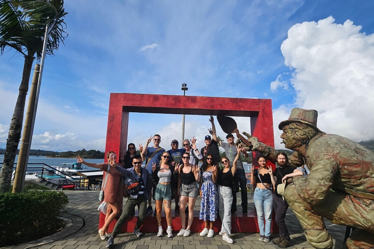 Medellín: Kleingruppentour durch Guatapé und luxuriöse Bootsfahrt