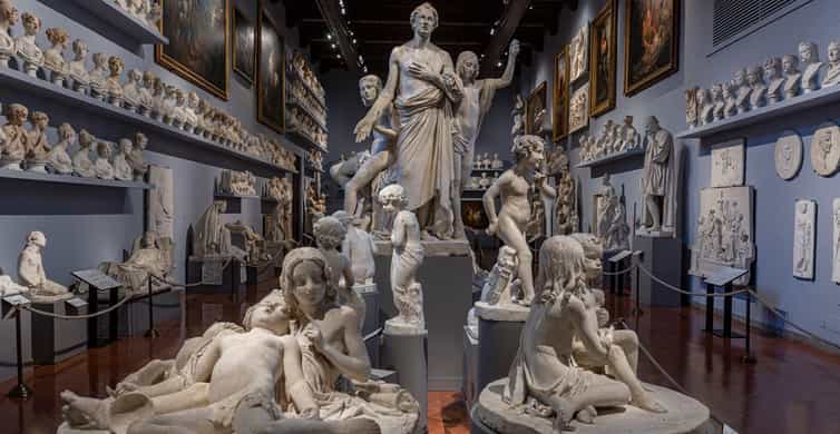 フィレンツェのアカデミア美術館：ミケランジェロのダビデ像と芸術の