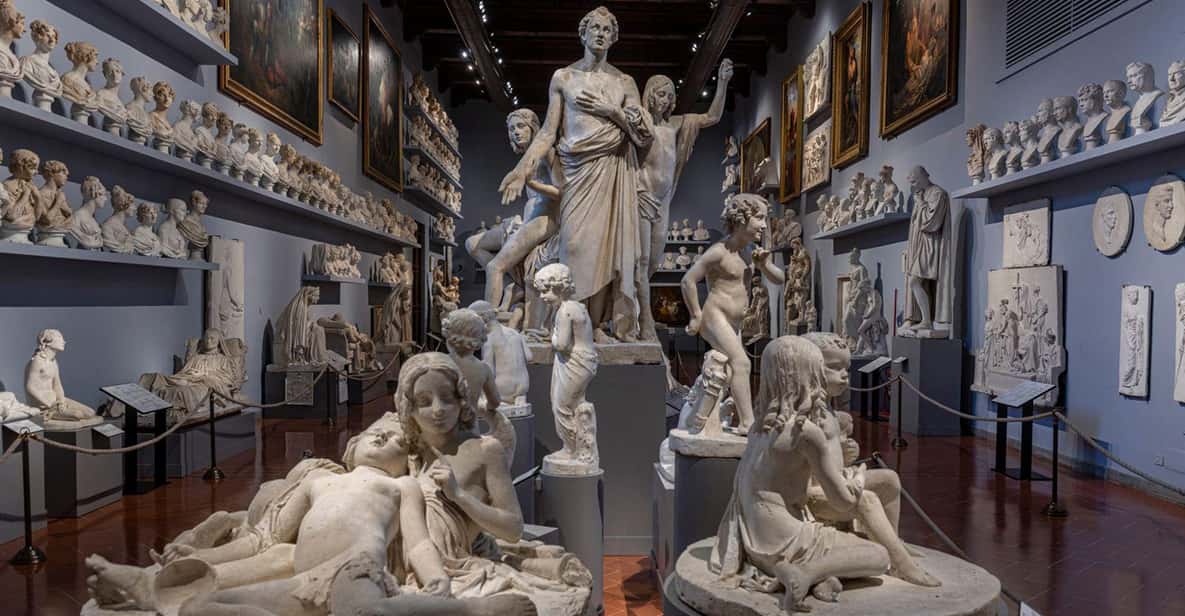 フィレンツェのアカデミア美術館：ミケランジェロのダビデ像と芸術の