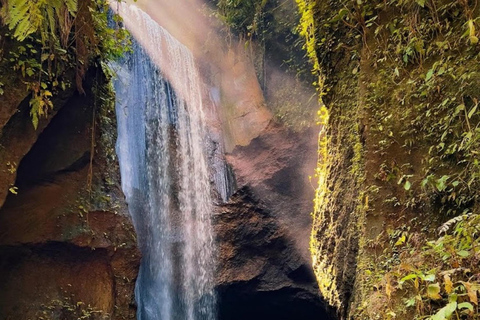 Bali: cascadas ocultas y visita guiada al templo de SukawatiBali: cascadas ocultas y templo de Sukawati (tour guiado)