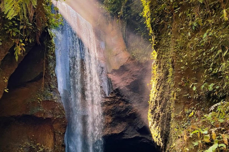Bali: cachoeiras escondidas e visita guiada ao Templo SukawatiBali: cachoeiras escondidas e visita guiada ao templo Sukawati