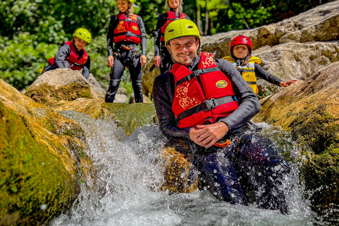 De Split: Canyoning extremo no rio CetinaTraslado de Split - Ponto de encontro no Riva Promenade