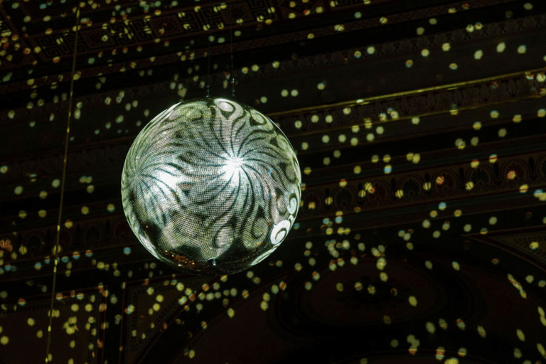 Vienna: concerto di Strauss dal vivo con cantante, orchestra e spettacolo di luciCategoria VIP: 1 - Seconda fila (incluso libretto del programma del concerto)