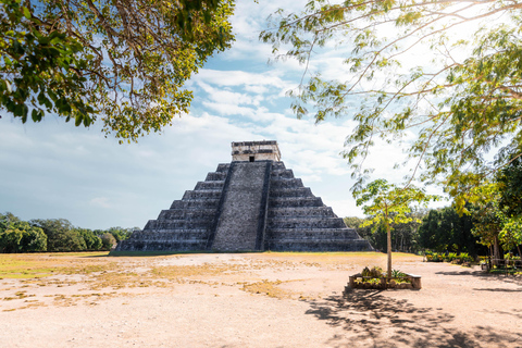 Chichen Itza On-Site Guided Tour with Certified Local Expert Shared Bilingual Tour with Tickets (English & Spanish)