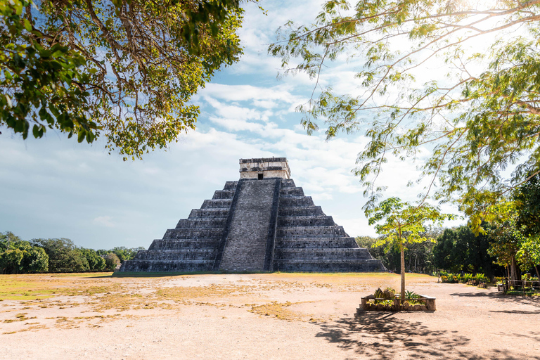 Chichen Itza On-Site Guided Tour with Certified Local Expert Shared Bilingual Tour with Tickets (English & Spanish)