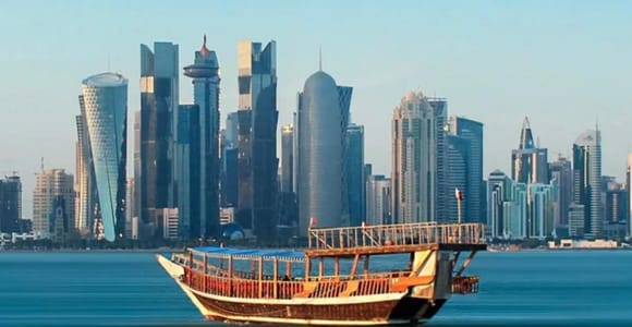 Doha: Wooden Dhow Dinner Cruise with Tea, Arabic Coffee/Dates