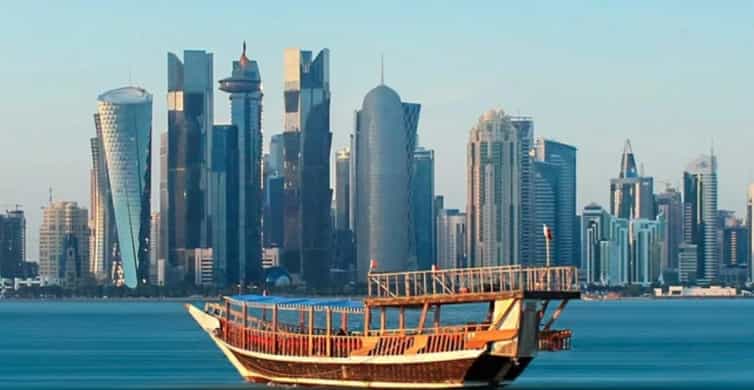 Doha: Wooden Dhow Dinner Cruise with Tea, Arabic Coffee/Dates