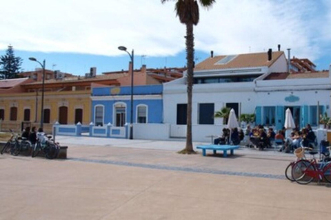 Stranden van Valencia, Stad van de Kunst op een YAMAHA elektrische fiets