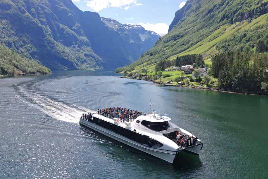 Flåm: Bootsfahrt am Nachmittag auf dem Aurlandsfjord und Nærøyfjord. Foto: GetYourGuide