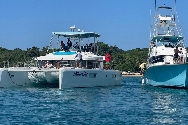 Puerto Plata: Catamaran Party with Snorkeling and Open Bar
