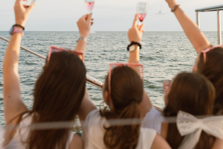 Grau-du-Roi: Sunset Tapas & Live Music Cruise Tour Grau-du-Roi: Sunset tapas dinner cruise tour with live music