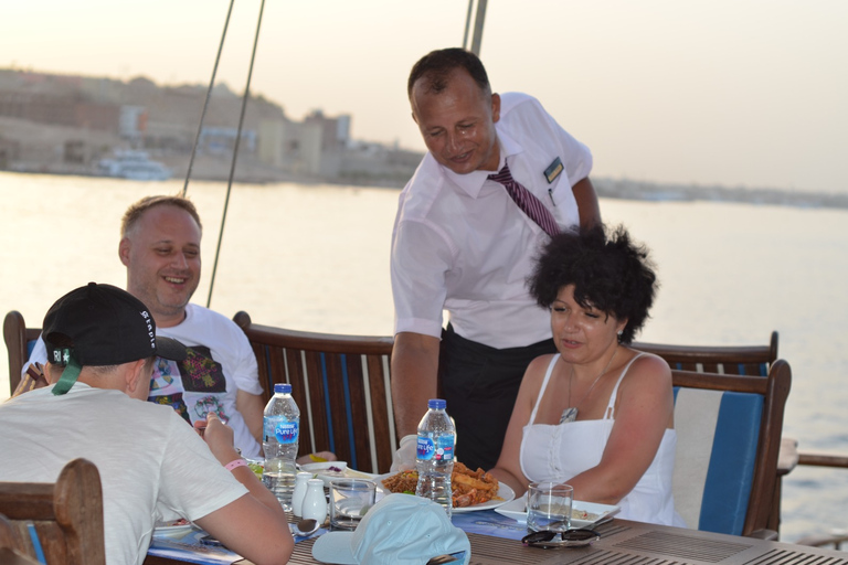 Hurghada : Dîner-croisière au coucher du soleil et musique liveHurghada : Dîner romantique au coucher du soleil, croisière en voilier et musique live