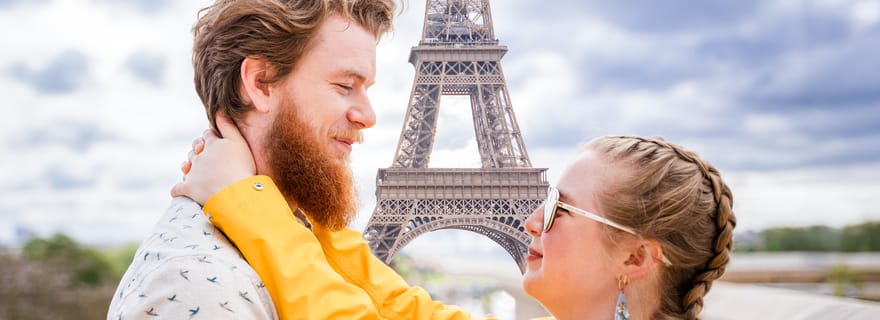 Paris : séance photo à la tour Eiffel avec un photographe professionnel