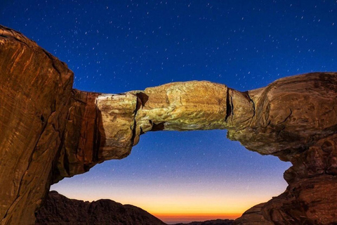 Wadi Rum: Half-Day Jeep Tour with Dinner and Camp Stay