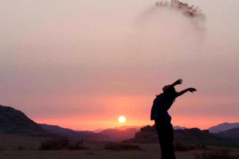 Excursión en jeep de 2 horas por la mañana y al atardecer por los lugares más destacados del desierto de Wadi RumExcursión de 2 horas + Mirador al atardecer