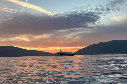 Kotor: prywatna wycieczka łodzią po Zatoce Kotor i Błękitnej Jaskini z drinkiemKOTOR: Prywatna wycieczka łodzią do Błękitnej Jaskini i Zatoki Kotorskiej + bezpłatne napoje