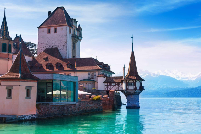 Visite privée en voiture de la capitale suisse, des châteaux et des lacs au départ de Lucerne